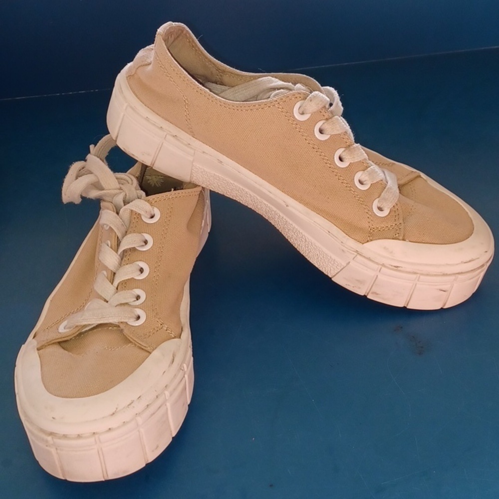 Mad love women's fran canvas sneakers tan size 6